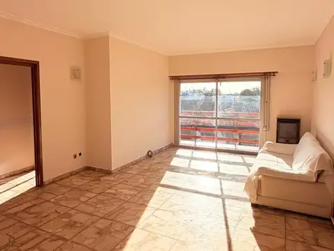 Departamento 4 amb. con balcón a la calle - Chaco y Moreno