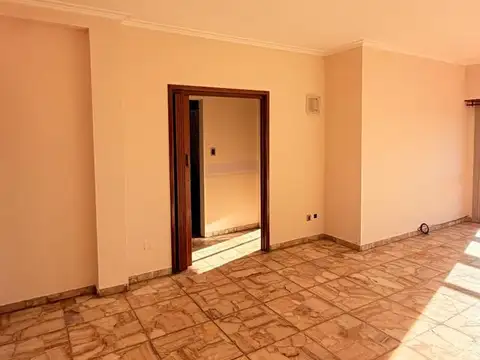 Departamento 4 amb. con balcón a la calle - Chaco y Moreno