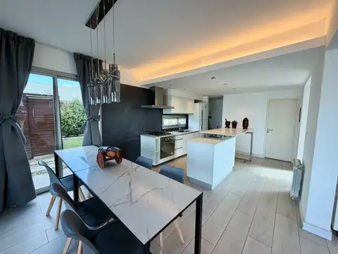 Venta casa en San Sebastián a la laguna con casa de huespedes AMOBLADA