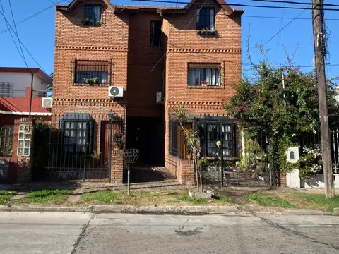 *TRIPLEX 5 AMB. (3 DORMITORIOS + PLAYROOM) CON COCHERA DESCUBIERTA Y PATIO C/LAVADERO