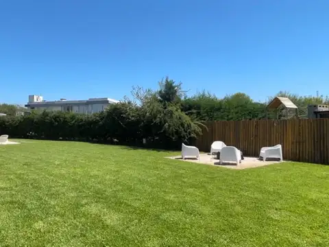 Casa en Alquiler con 4 cocheras