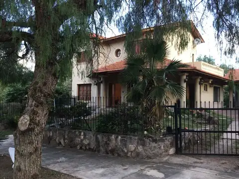 Casa 7 ambientes con 2 baños
