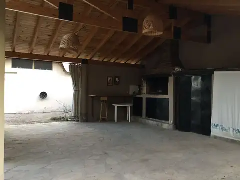 VENTA CASA RESIDENCIAL 3 DORMITORIOS Y PISCINA MZA