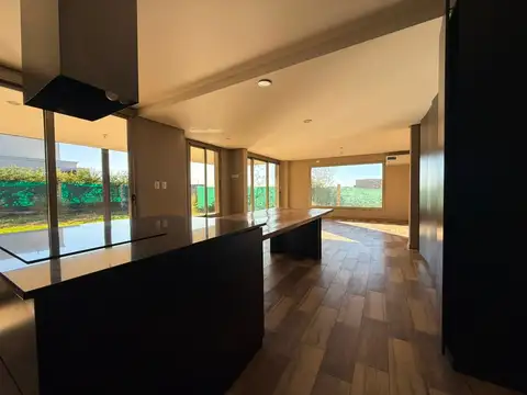 Casa 6 ambientes con 4 baños