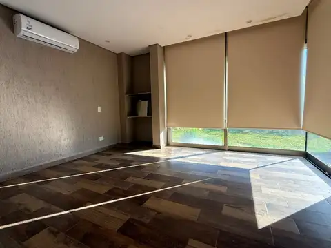 Casa en Alquiler con 2 cocheras