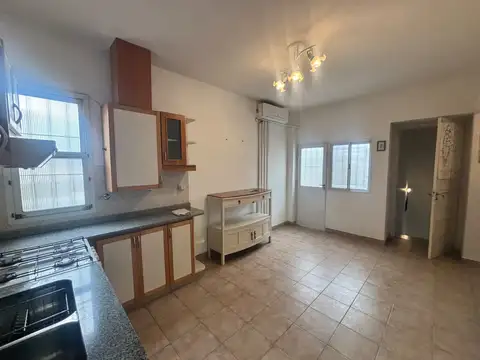 Depto Tipo Casa en Alquiler en Remedios de Escalada, $ 600.000