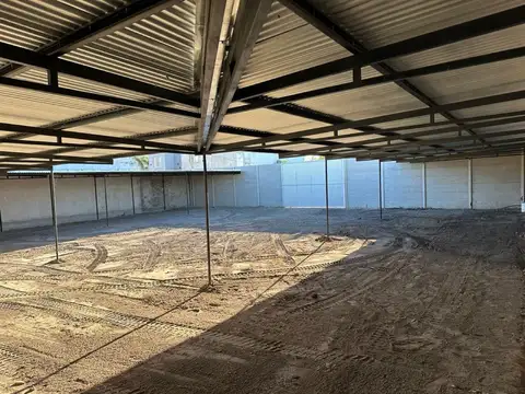 TERRENO CON COCHERAS - OPORTUNIDAD DE RENTA