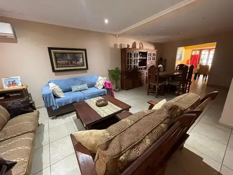 Casa 5 ambientes con 3 baños