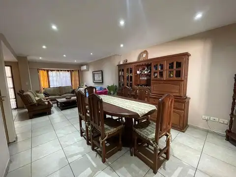 Casa en Venta con 3 cocheras