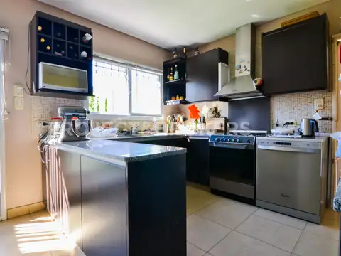 Casa en Venta con 3 cocheras