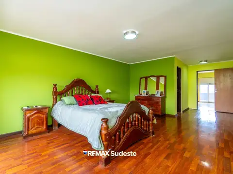 Casa 6 ambientes con 4 baños