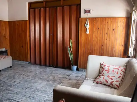 Casa 4 dormitorios Castellanos 1700