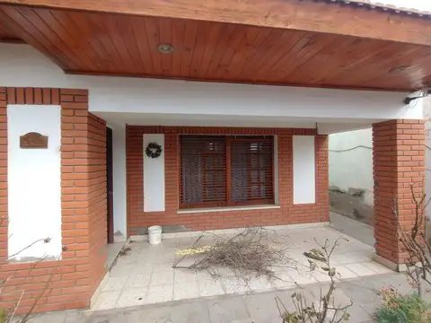 Casa 8 ambientes con 3 baños