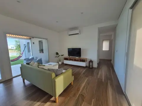 Casa 4 ambientes con 3 baños