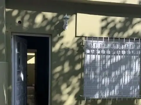 ¡IMPERDIBLE ALQUILER! 2 AMBIENTES EN PLANTA BAJA CON JARDÍN AL FRENTE + PATIO CERRADO