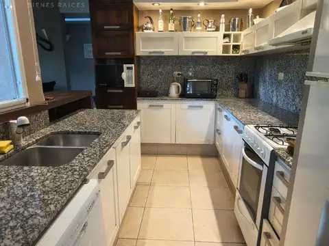 Casa en Alquiler con 4 cocheras