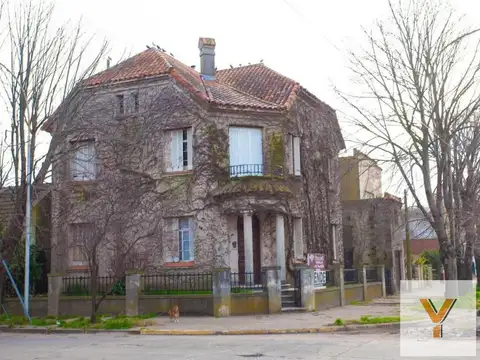 Casa en venta - 4 Dormitorios 2 Baños - Necochea
