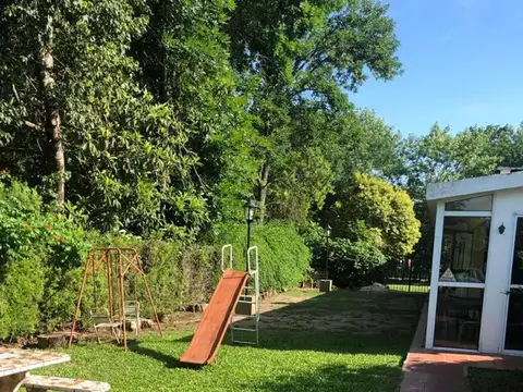 Casa 6 ambientes con 2 baños