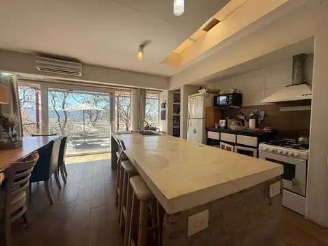 Casa 4 ambientes con 2 baños