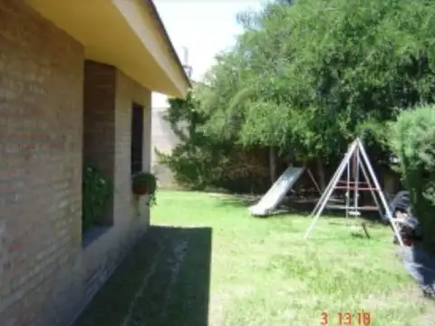 CASA 2 DORM, PILETA, QUINCHO, COCHERA P/2, PATIO