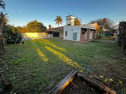 CASA 2 DORM, PILETA, QUINCHO, COCHERA P/2, PATIO