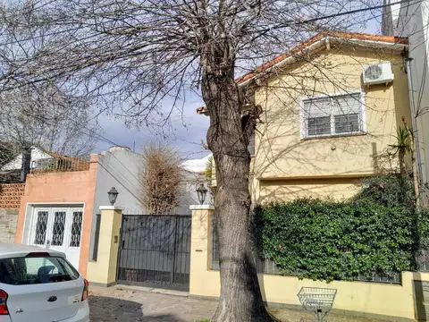 Casa en venta en Olivos, excelente estado, quincho,  parrilla y pileta, cerca de centro comercial.