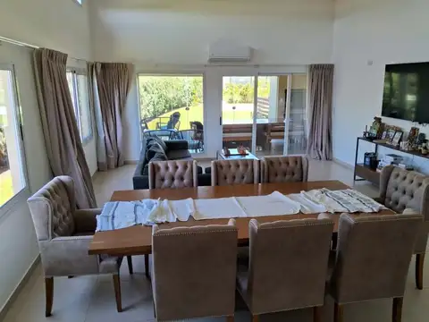 Casa 4 ambientes con 3 baños