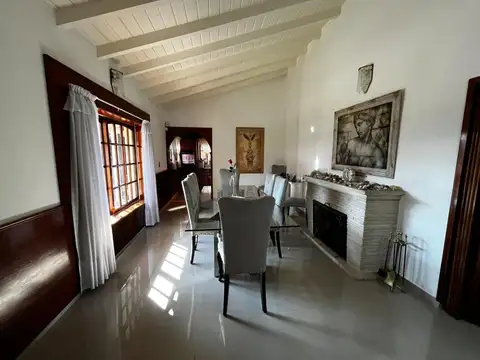 CASA 4 AMBIENTES CON QUINCHO Y PILETA CIUDAD EVITA