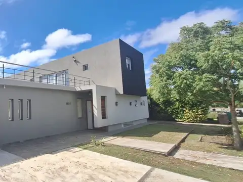 CASA 3 DORM EN VENTA JARDIN PILETA MUELLE AL AGUA