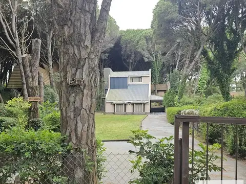De los Langostinos e/ Avenida del Valle Fértil y Enrique Shaw Golf