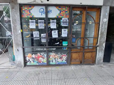 Excelente local comercial en alquiler en Villa del Parque.