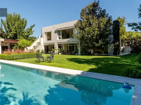 Impactante casa por diseño y terreno, en el mejor sector de Acassuso, de Av. Libertador al Río.