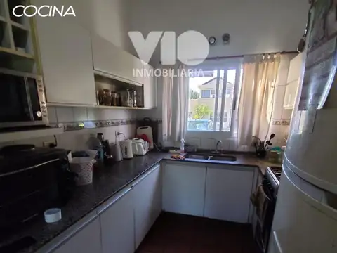 Casa 8 ambientes con 2 baños