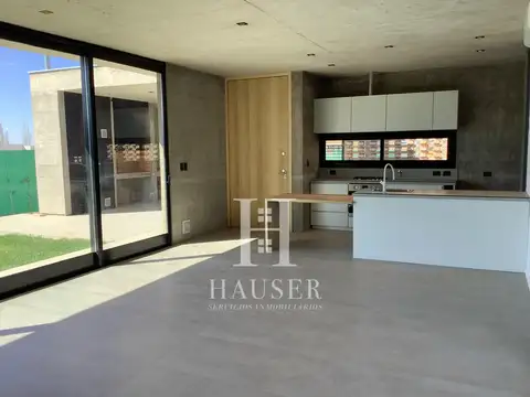 Casa 6 ambientes con 2 baños