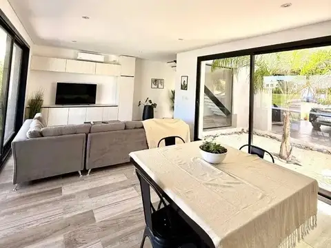 Casa en Alquiler con 2 cocheras