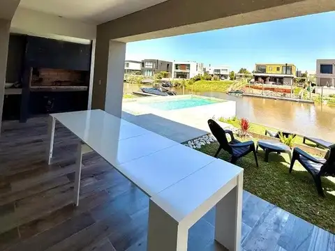 Casa con amarra propia Barrio El Canal