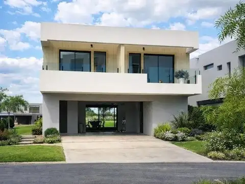Casa 4 ambientes con 3 baños