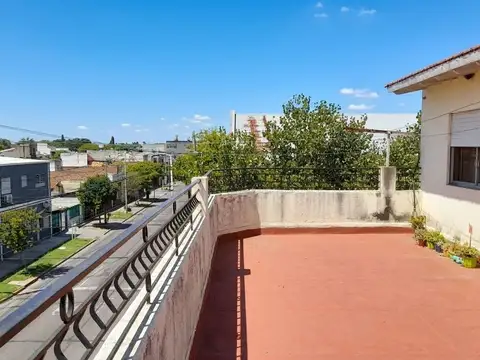 VENTA Casa 4 Amb. con cochera y local