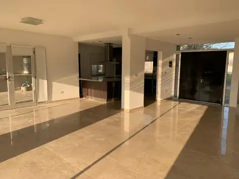 Casa 5 ambientes con 3 baños