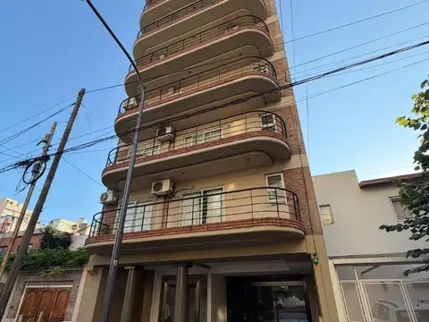 2 Amb balcón corrido y cochera.