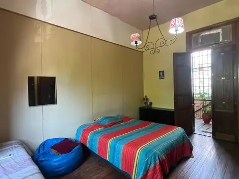 EXCELENTE CASA EN PLANTA ALTA, VISTA AL PARQUE, AMBIENTES AMPLIOS, PATIO Y TERRAZA, DE EPOCA