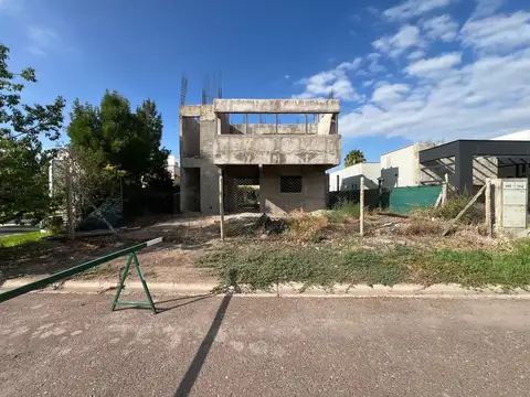 Vendo Lote con Casa a terminar en Barrio Las Cortaderas II