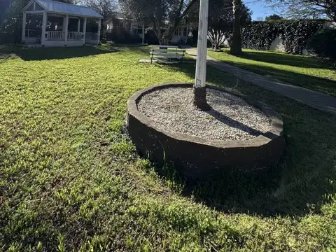 CASA QUINTA CON AMPLIO PARQUE. VENADO TUERTO