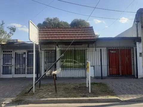 Casa 3 Ambientes + Local 25m2 en Venta - Castelar Sur