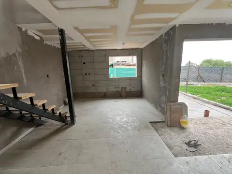 Casa 4 ambientes con 2 baños
