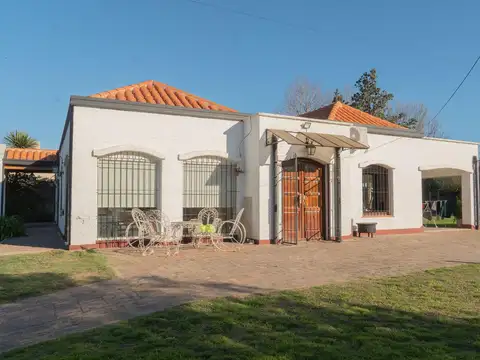 Casa en Alquiler con 2 cocheras