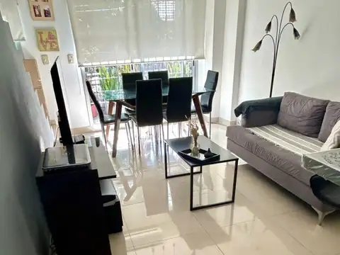 Excelente Duplex de 3 ambientes en Primer piso al frente muy luminoso . Muy buen estado