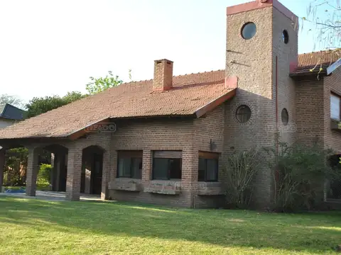 Casa en Venta con 2 cocheras