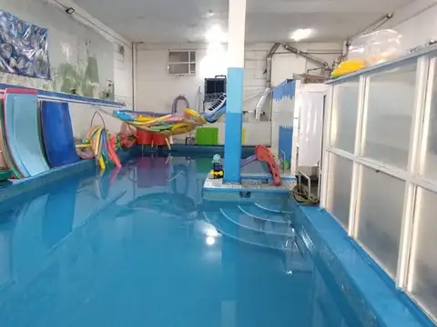 Excelente  local con pileta para niños