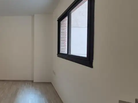 Depto Luminoso - con patio propio - impecable